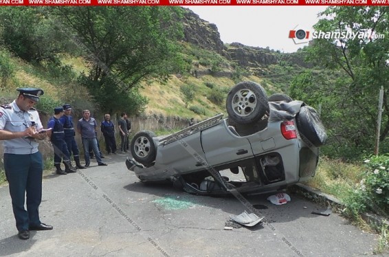Արզնու ոլորաններում ավտոմեքենան բախվել է բազալտե քարերին ու գլխիվայր ներքև ընկել. կա տուժած. Shamshyan.com