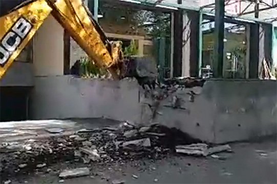 Video. Կոմիտասի պողոտայում կառույց է ապամոնտաժվում