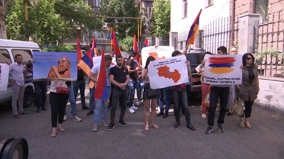 «Два дома – один народ»: у здания Постоянного представительства Арцаха в Армении состоялась акция