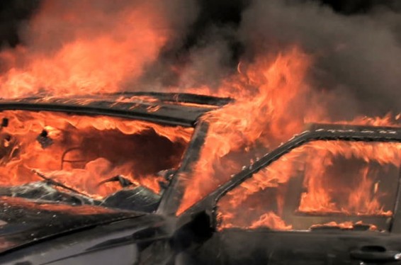 Մարմարաշենում հրդեհ է բռնկվել ավտոտնակում, նրանում կայանված մեքենան ամբողջությամբ այրվել է