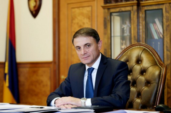 Նախկին կնոջ և նրա ամուսնու ուղղությամբ նռնակներ նետելով սպանության համար հետախուզվող 60-ամյա տղամարդը հանձնվել է Վալերիյ Օսիպյանի հետ բանակցելուց հետո. Shamshyan.com