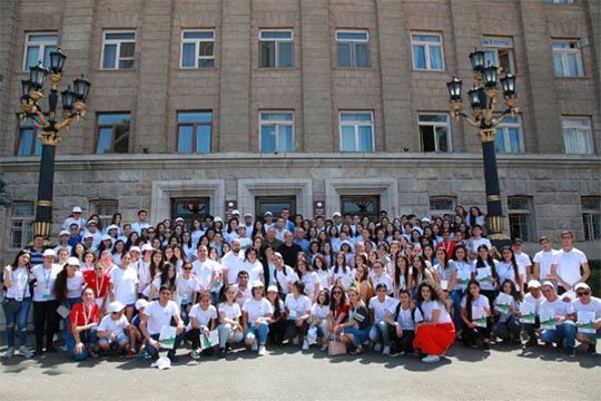 Բակո Սահակյանը հանդիպել է Արցախում անցկացվող ֆուտբոլի առաջնության կամավորականների հետ