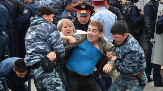 В Казахстане большинство голосов набирает Токаев. На улицах беспорядки, задержаны более 500 человек