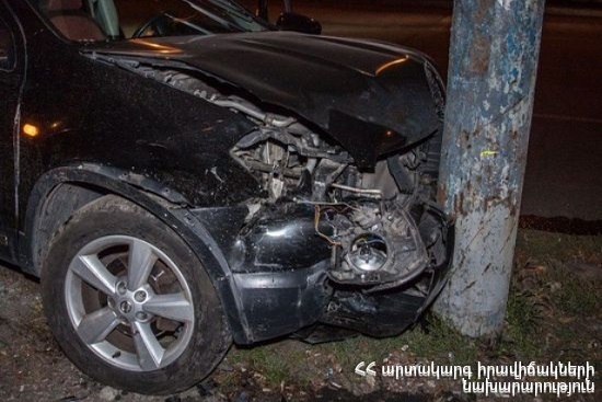 Մյասնիկյան պողոտայում ավտոմեքենան բախվել է էլեկտրական սյանը. կա տուժած