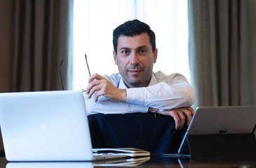 «Խրամատներից դուրս գալու ժամանակը». Միքայել Մինասյանի հոդվածը