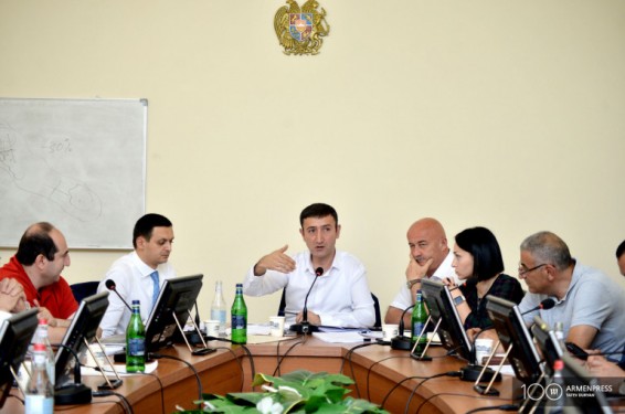 Առևտրային բանկերի մասնաճյուղերի համար պետտուրք սահմանելուն ԿԲ-ն դեմ էր, սակայն ԱԺ տնտեսական հանձնաժողովը նոր դրույքաչափերին կողմ քվեարկեց