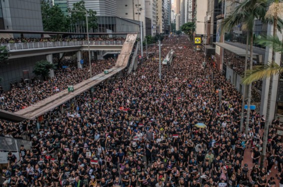 Հարյուրավոր ցուցարարներ շարունակում են արգելափակած պահել Հոնկոնգի գլխավոր փողոցներն ու կառավարության շենքը