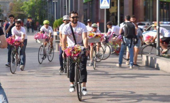 «Նվիրի՛ր ծաղիկ առանց առիթ»․ մայրաքաղաքում կայացավ ծաղիկներով առաջին հեծանվային շքերթը