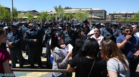 Ռոբերտ Քոչարյանի աջակիցներն ու նրանց ընդդիմադիրները կրկին դատարանի բակում են