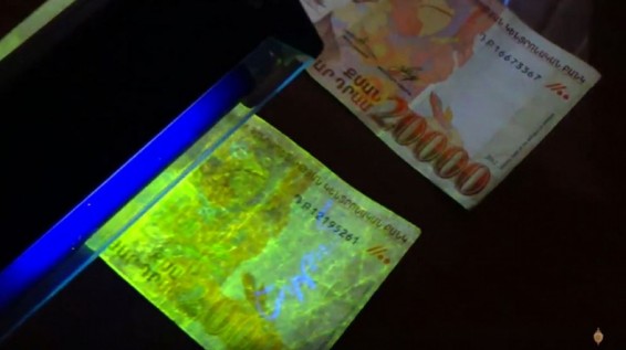 Լրագրողի պայուսակից ոստիկանները հայտնաբերել են շորթմամբ հափշտակած գումարը