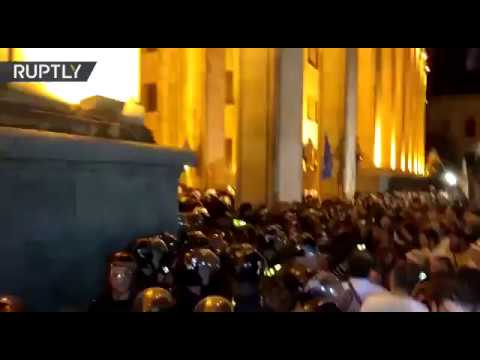 VIDEO: МВД Грузии грозится применить силу: появились видео о штурме парламента в Тбилиси