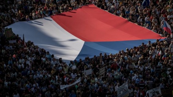 250 тысяч митингующих в Праге потребовали отставки премьера Бабиша