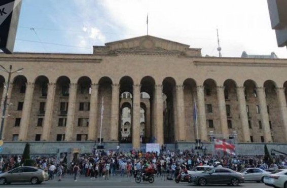 «Ավտոշարասյունը շարժվում է դեպի նախարարություն. բոլորին կոչ ենք անում միանալ մեզ». Վրաստանում ավտոերթ է անցկացվում