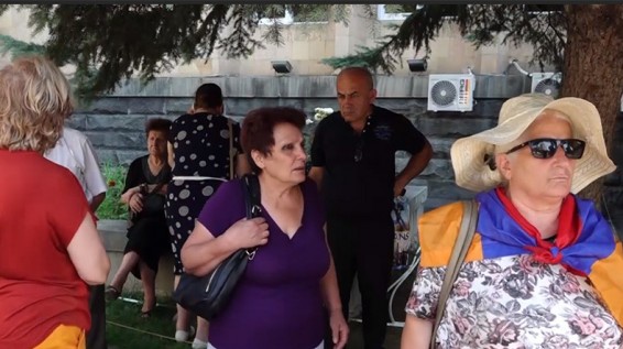 Перед зданием КС Армении проходит акция протеста