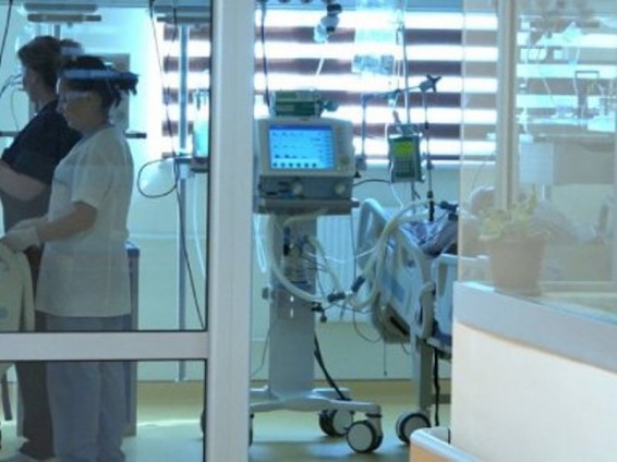 24 հիվանդանոցային մահճակալներ եւ 12 կողային սեղանիկներ՝ Գյումրիի «Մոր եւ մանկան ավստրիական հիվանդանոցին»