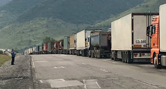 Пассажиров застрявшего на КПП 