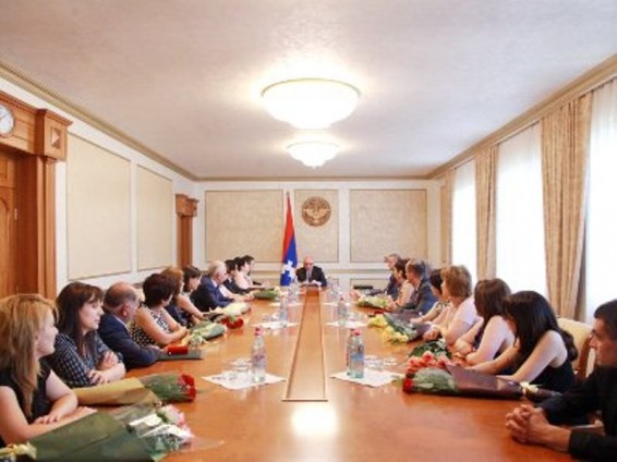 Բակո Սահակյանի մոտ կայացել է Արցախի վիճակագրական համակարգի կազմավորման 95-ամյակի պարգեւատրման արարողություն