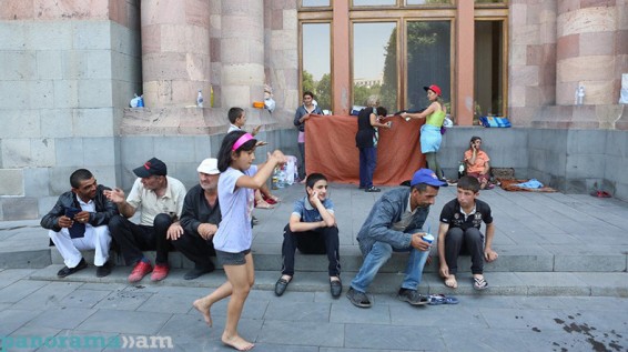 Բողոքի ակցիա. «Ոստիկանները երեխեքին ջարդելով շենքից դուրս են հանել»