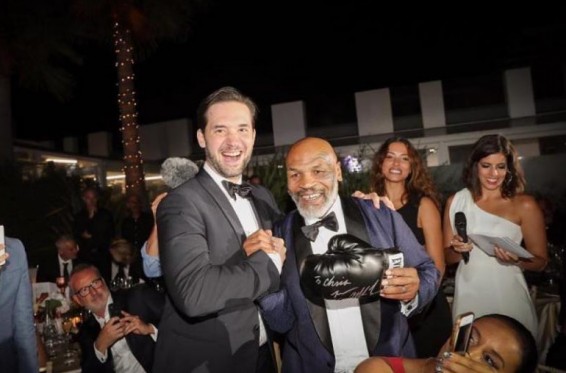 Մայք Թայսոնն Ալեքսիս Օհանյանի հորն իր ստորագրությամբ բռնցքամարտի ձեռնոցներ է փոխանցել