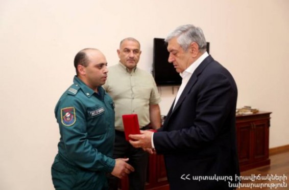 ԱԻ նախարար Ցոլակյանը պարգևատրել է երկու աշխատակցի