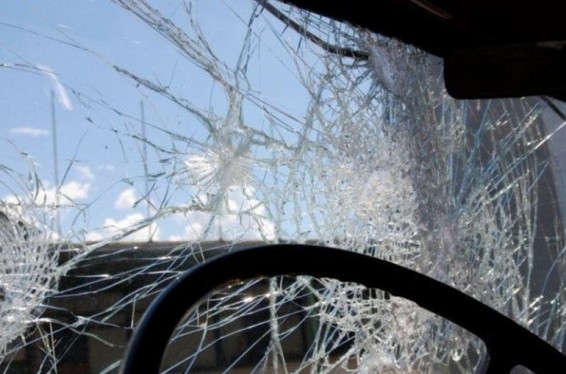 Երևան քաղաքի Տերյան փողոցում Mercedes-ը բախվել է Hyundai-ն, վերջինը՝ ծառի. 2 վիրավորներ հոսպիտալացվել են