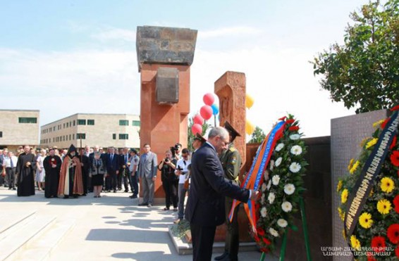 Բակո Սահակյանը ծաղկեպսակ է դրել անհայտ կորած ազատամարտիկների հուշարձանին