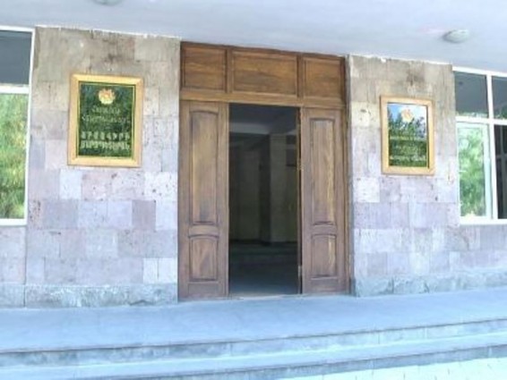 «Գյուղացիք ծառերի տակ նստած լացում են». Այգավանցիները բողոքի ակցիա են անցկացրել մարզպետարանի դիմաց