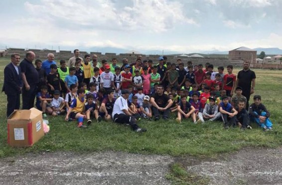 ՀՖՖ-ն գնդակներ և մարզագույք է նվիրել Վարդենիսի մարզադպրոցին