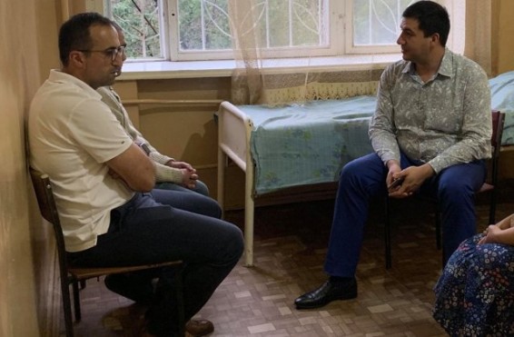 Արսեն Թորոսյանն այցելել է Ադրբեջանից Հայաստան վերադարձված Զավեն Կարապետյանին