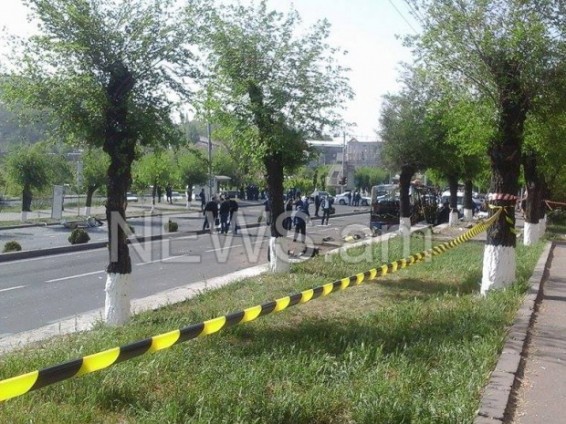 Photo. Ավտոբուսի պայթյունից հետո Հալաբյանը փակ է, քննիչները դեռ շարունակում են աշխատել