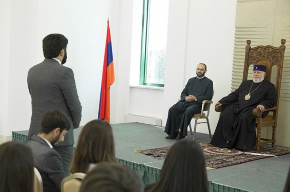 Ամենայն Հայոց կաթողիկոսը հյուրընկալել է Տնտեսագիտական համալսարանի մի խումբ ուսանողների