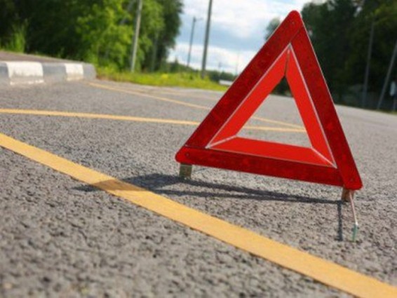 Վթար Երեւանում. բախումից հետո BMW-ն շրջվել է եւ հայտնվել փոսում