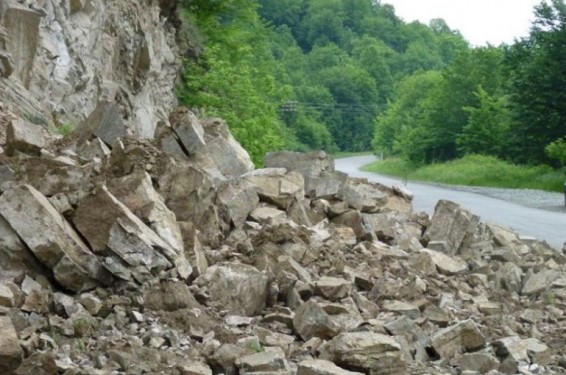 Մյասնիկյան պողոտայում քարաթափում է տեղի ունեցել