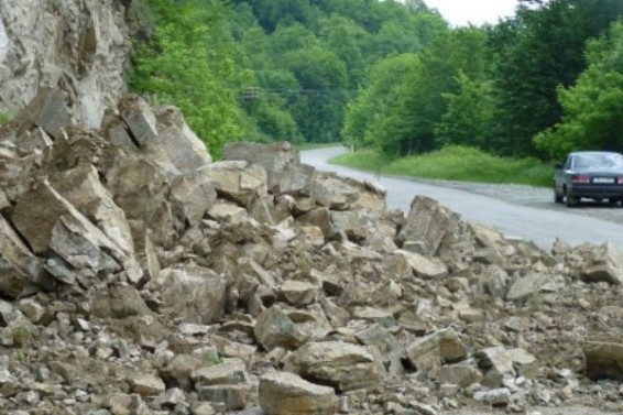 Մյասնիկյան պողոտայում ժայռից քարեր են պոկվել ու լցվել ճանապարհին. խցանում է առաջացել