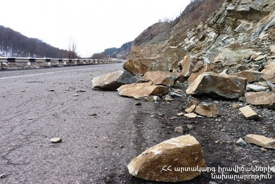 Քարաթափում Ալավերդի քաղաքից դեպի Վրաստանի սահման տանող ավտոճանապարհին. վնասվել են ավտոմեքենաներ