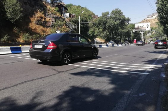 Երևանի Մյասնիկյան պողոտայում անհարթ գծանշում է արվել