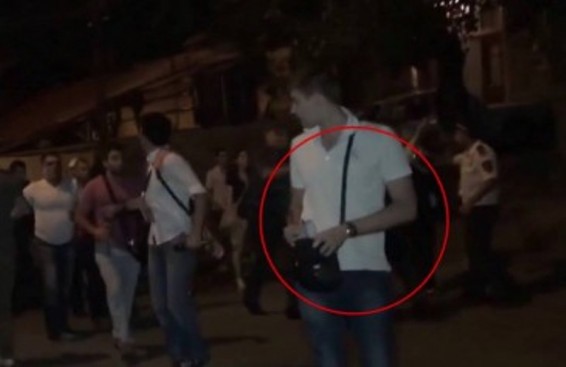 Video. Լրագրողը բախումից առաջ հանում է բեյջը՝ վերածվելով ցուցարարի