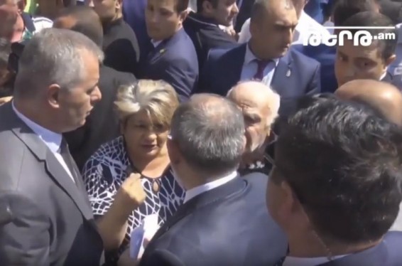 Այսօր այդ օրը չէ, ուրիշ բանի համար ենք եկել. վարչապետը՝ իրեն դիմող քաղաքացիներին