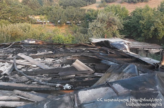 Հրդեհ՝ Էջմիածին քաղաքում. այրվել են կահույքի արտադրամասի տանիքի կառուցատարրերը