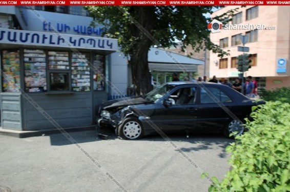 Երևանում միմյանց են բախվել Subaru-ն և Mercedes-ը. վերջինն, այնուհետ, բախվել է «Հայմամուլ»-ի կրպակին․ Shamshyan.com