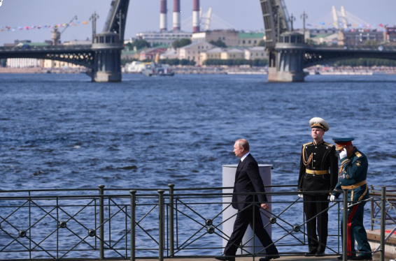 Պուտինը ռազմածովային նավատորմի զորահանդեսից հետո շփվել է Իրկուտսկի մարզում ջրհեղեղից տուժածների հետ