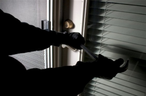 Երևանում թալանել են բանկերից մեկի սպասարկման բաժնի ղեկավարի բնակարանը. տարել են խոշոր չափի գումար և ոսկյա զարդեր. Shamshyan.com