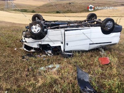 Սյունիքում Ford Transit-ը բախվել է արգելապատնեշին, մի քանի պտույտ գլորվել ու գլխիվայր հայտնվել ձորում․կա վիրավոր