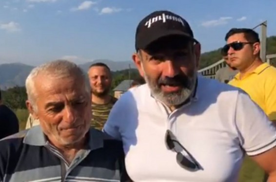 Video. Նիկոլ Փաշինյանը բնակչի հետ գնում է նրա տուն