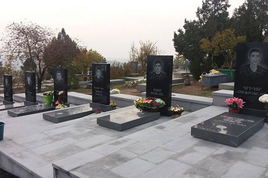 Video. Ոստիկանները հայտնաբերել են «Եռաբլուրում» շիրմաքարերին մոմ թափած անձին