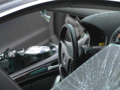 Երեւանում Subaru-ն բախվել է բետոնե էլ.սյանը. ճանապարհը երկկողմանի փակվել է