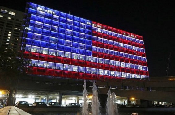 Թել Ավիվի քաղաքապետարանի շենքը լուսավորվել է ԱՄՆ-ի դրոշի գույներով՝ ի նշան ամերիկյան քաղաքներում գրանցված տասնյակ զոհերի հիշատակի