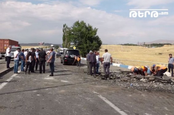 Երևան-Սևան մայրուղում Մելիք Մանուկյանի մեքենան պայթեցնելու գործով երեք անձանց նկատմամբ խափանման միջոց է ընտրվել կալանավորումը. ՔԿ