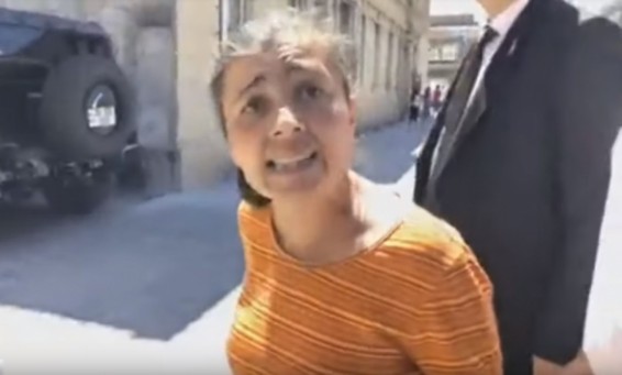 Սաղ ազգիս խաբեցիր, լավ դերասան կլինես. Գյումրեցի կինը` Փաշինյանին