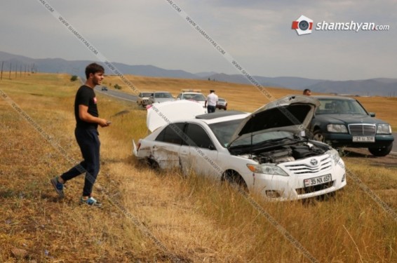 Արագածոտնի մարզում բախվել են Nissan Tiida-ն և Toyota Camry-ն. ավտոմեքենաները հայտնվել են դաշտում, կա վիրավոր. Shamshyan.com